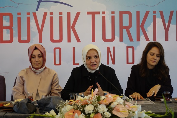 AK Parti Genel Merkez Kadn Kollar Bakan Keir, Trabzon`da kadnlarla bir araya geldi