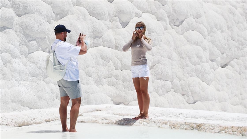 Beyaz travertenleriyle doa ve tarihin bulutuu yer: Pamukkale