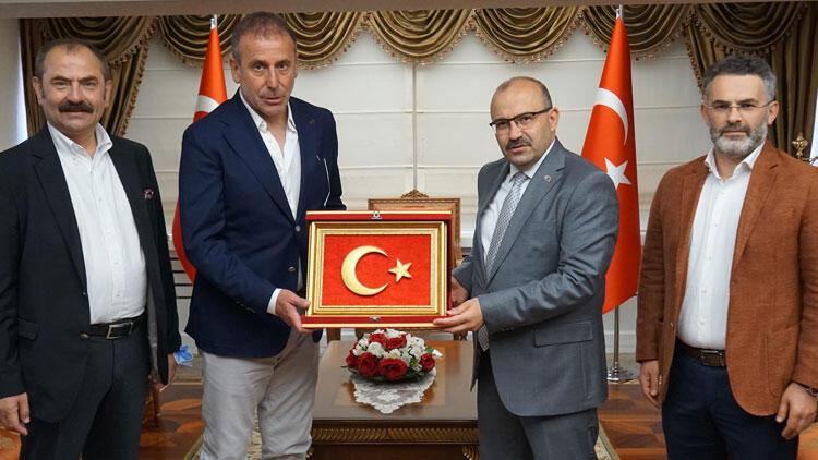 Trabzonspor Teknik Direktörü Avcı, Vali Ustaoğlu`nu ziyaret etti