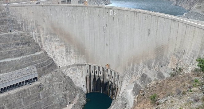 Artvin`de baraj setine trmanan keiler, grenleri akna eviriyor