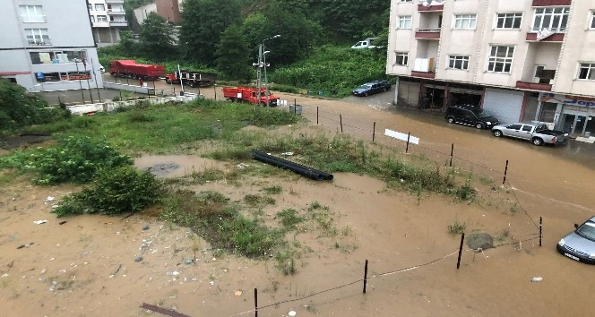 Rize`de yollar gle dnd, i yerlerini su bast