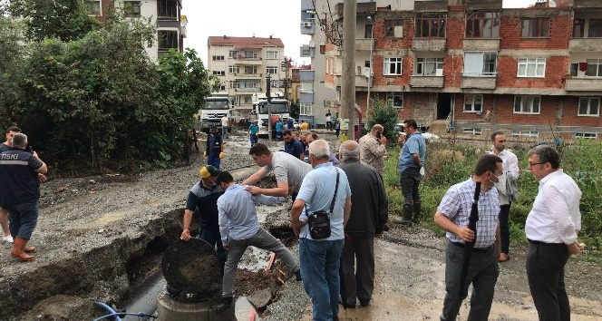 Trabzon`da iddetli ya etkili oldu, Arap turistin arac ukura dt