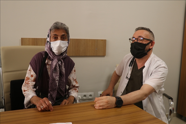 Tek akciğeriyle Kovid-19`u yenen Erzincanlı 69 yaşındaki Hatice Sezer`den `Aşı olun` çağrısı
