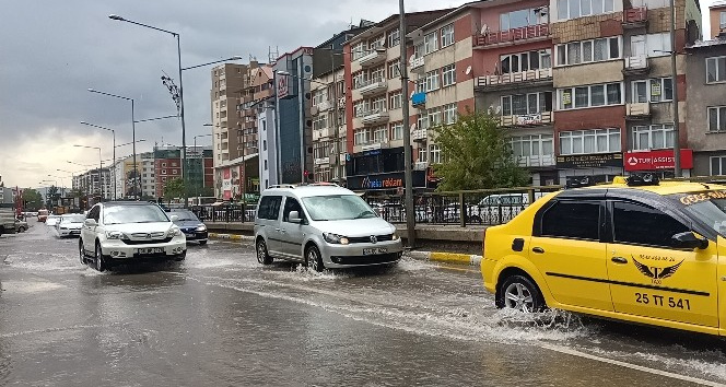 Erzurum`da sağanak yağış sonrası cadde ve sokaklar göle döndü