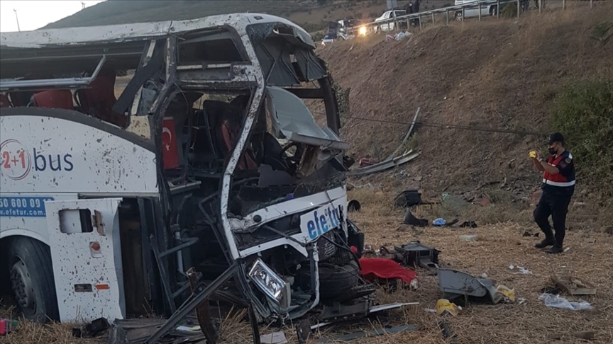 yolcu otobüsü devrildi: 15 kişi öldü, 17 kişi yaralandı
