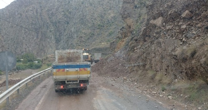 Artvin-Erzurum karayolu heyelan nedeniyle ulama kapand